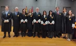 Las cuatro nuevas magistradas y sus madrinas y padrino junto al presidente del Tribunal Superior de Justicia del País Vasco y miembros de la Sala de Gobierno del TSJPV